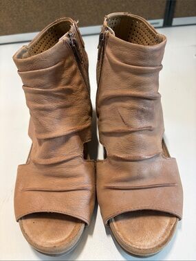 EARTH Women’s Open-Toe Wedge in the Softest Most Comfortable Blush Leather.